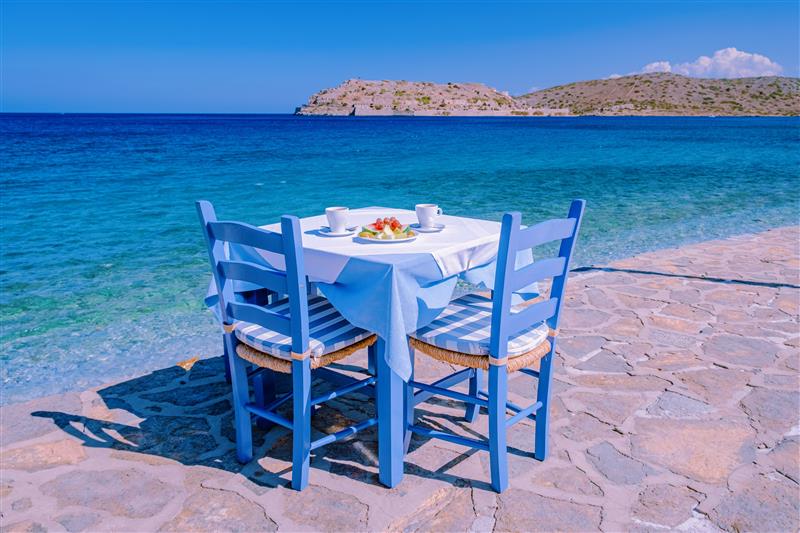 Zakaj Grčija predstavlja naravno poletno ponudbo Longevity Travel